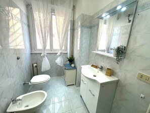 تجهيزات دش، مجففات شعر، مراحيض شطف، مناشف