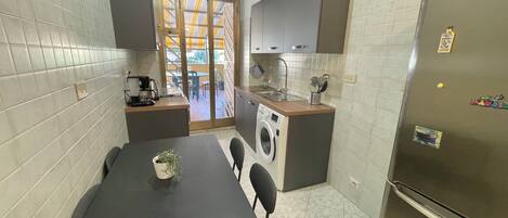 Kühlschrank, Ofen, Geschirrspüler, Wasserkocher mit Kaffee-/Teezubehör