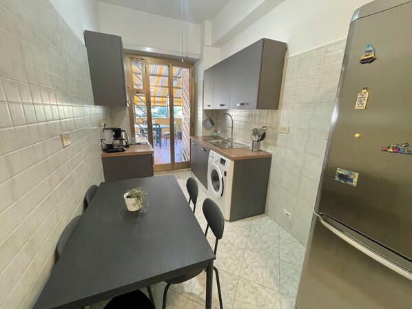 Fridge, oven, dishwasher, coffee/tea maker