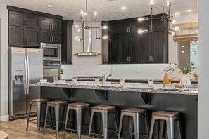 Fridge, microwave, oven, stovetop - Elite Retreat #87: Private Pool, Waterpark, Lazy River (Santa Clara)