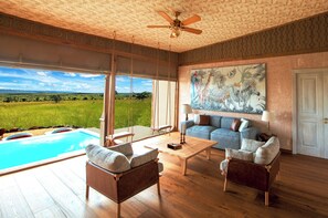 Habitación de lujo con 1 cama matrimonial o 2 individuales | Área de sala de estar | Chimenea y libros 