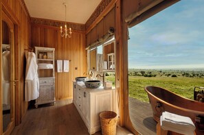 Habitación de lujo con 1 cama doble o 2 individuales | Baño | Bañera y ducha independientes y bañera profunda