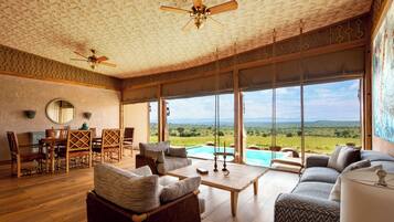 Habitación de lujo con 1 cama matrimonial o 2 individuales | Área de sala de estar | Chimenea y libros