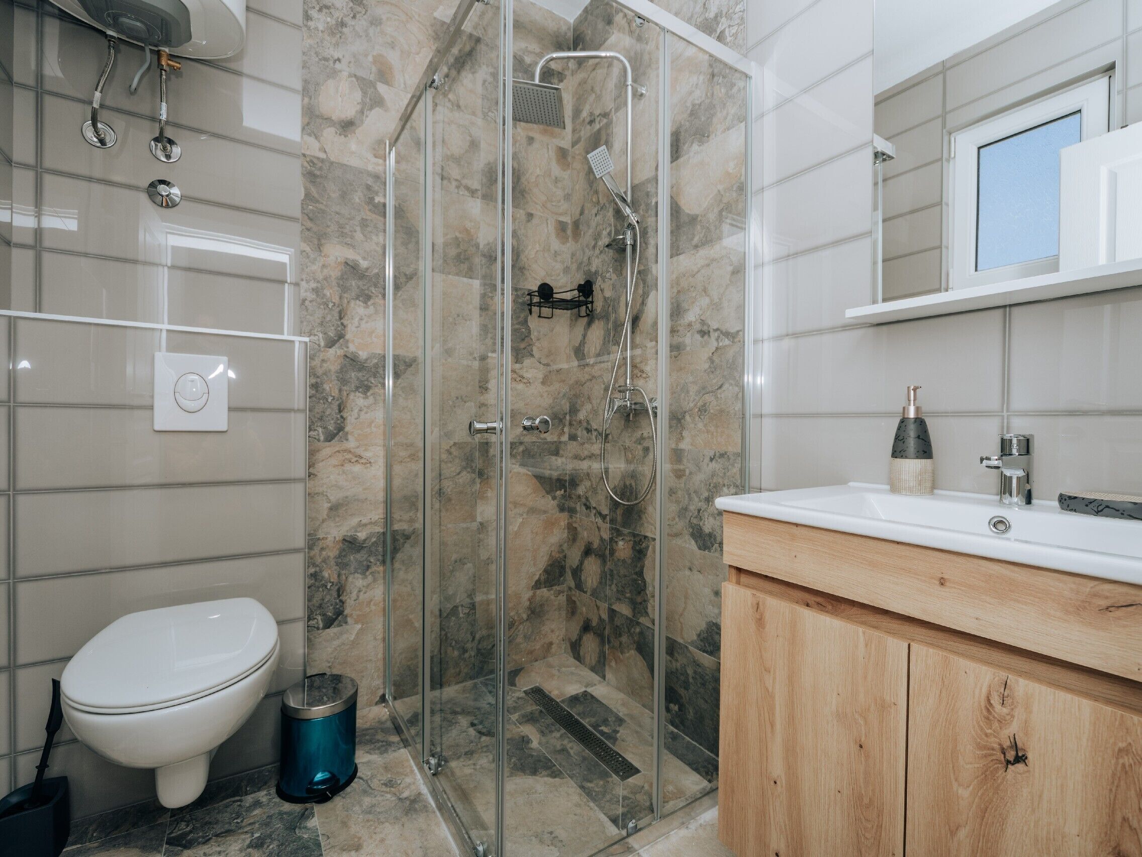 Studio Standard | Salle de bain | Douche, serviettes fournies, savon, papier toilette