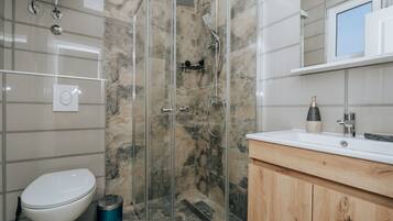 Studio Standard | Salle de bain | Douche, serviettes fournies, savon, papier toilette