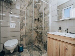 Standard-studiolejlighed | Badeværelse | Bruser, håndklæder, Sæbe, Toiletpapir