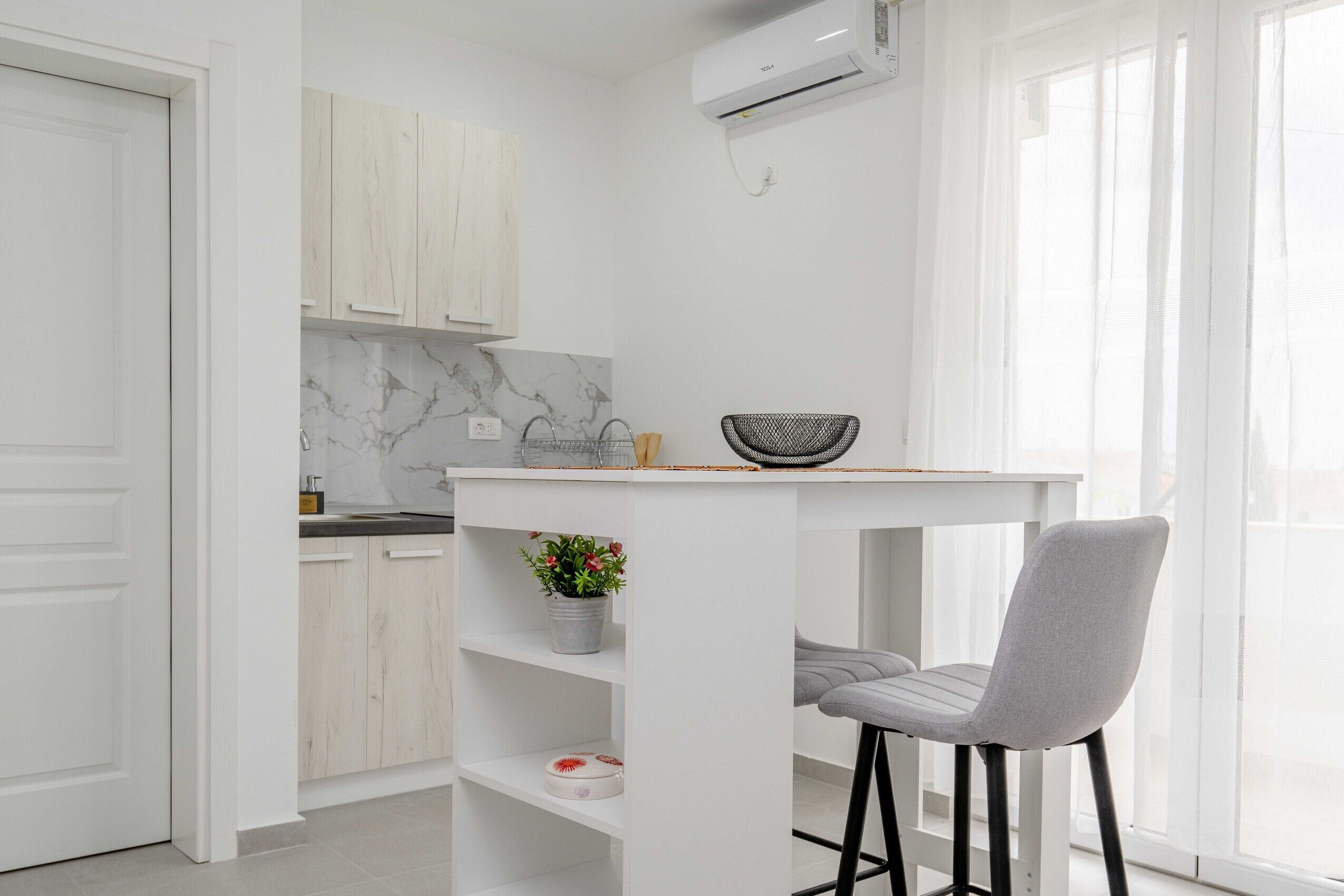 Basic Studio | Private kitchenette | Fridge, stovetop