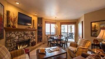 Condo, 2 Bedrooms | Living room