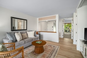 Condo, 1 habitación | Área de sala de estar | Smart TV 