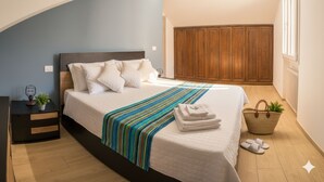 Una camera da letto con un letto, comodino, e un ampio guardaroba.
