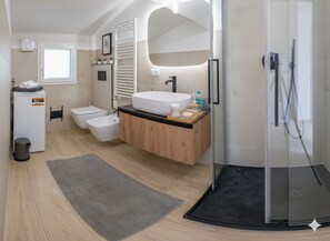 City-lejlighed | Badeværelse | Bruser, hårtørrer, bidet, håndklæder