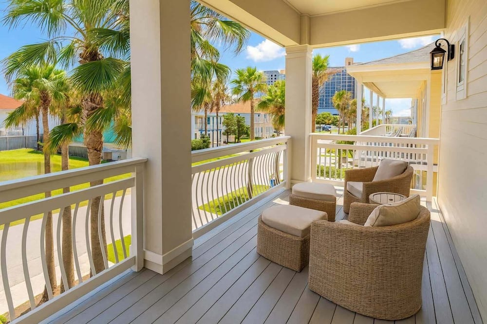 Padre Beach House 5 Bedroom Home by RedAwning