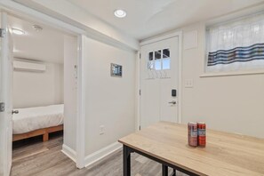 2 室のベッドルーム、アイロン / アイロン台、WiFi、ベッドシーツ