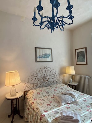 2 bedrooms, in-room safe, iron/ironing board, free WiFi
