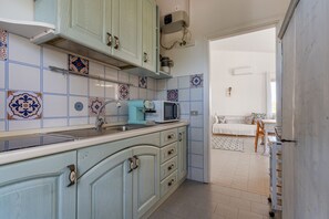 Fridge, microwave, oven, coffee/tea maker