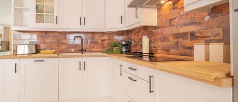 Family Townhome, Multiple Bedrooms, 2 Bathrooms (Casa limonero Miraflores) | Private kitchen