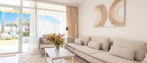 ทาวน์โฮมสำหรับครอบครัว, หลายห้องนอน, 2 ห้องน้ำ (Casa limonero Miraflores) | บริเวณนั่งเล่น | ทีวีจอแบน 21 นิ้ว พร้อมช่องเคเบิล, เตาผิง