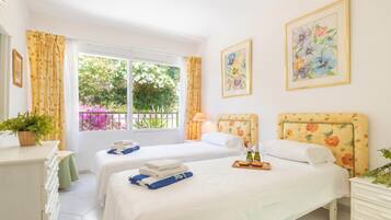 Townhouse – familie, flere soverom, 2 bad (Casa limonero Miraflores) | 3 soverom, skrivebord for bærbar PC og strykejern/-brett