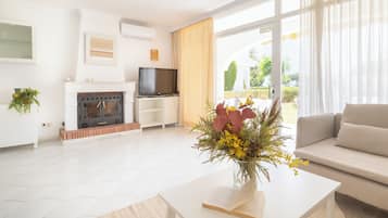 21-inch flat-screen TV with cable channels, fireplace