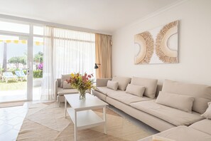 21-inch flat-screen TV with cable channels, fireplace