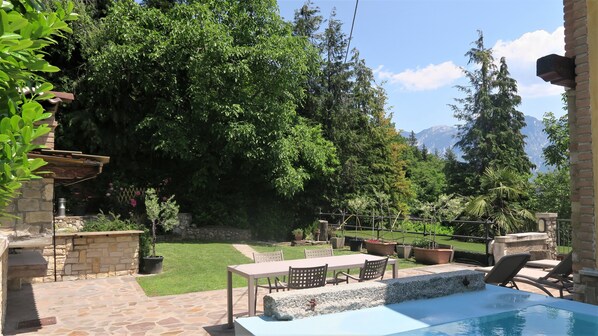 Outdoor dining - Villa Arianna – Exclusive Lake Garda View Villa with private pool (Gardola)