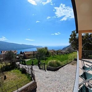 Terrace/patio - Villa Arianna – Exclusive Lake Garda View Villa with private pool (Gardola)