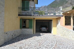 Exterior - Villa Arianna – Exclusive Lake Garda View Villa with private pool (Gardola)