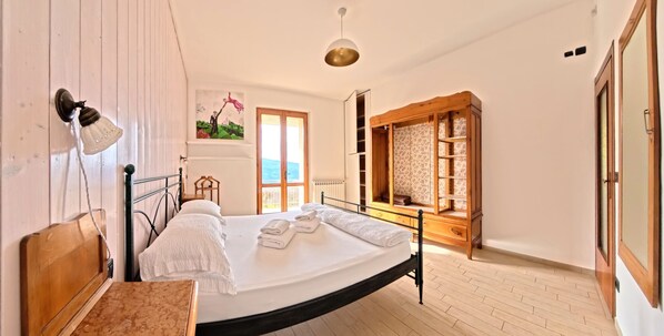 4 bedrooms, iron/ironing board, travel crib, free WiFi - Villa Arianna – Exclusive Lake Garda View Villa with private pool (Gardola)