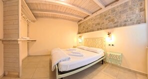 4 bedrooms, iron/ironing board, travel crib, free WiFi - Villa Arianna – Exclusive Lake Garda View Villa with private pool (Gardola)