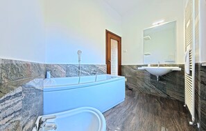 Shower, hair dryer, bidet, towels - Villa Arianna – Exclusive Lake Garda View Villa with private pool (Gardola)