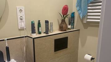 Toallas, jabón, champú y papel higiénico