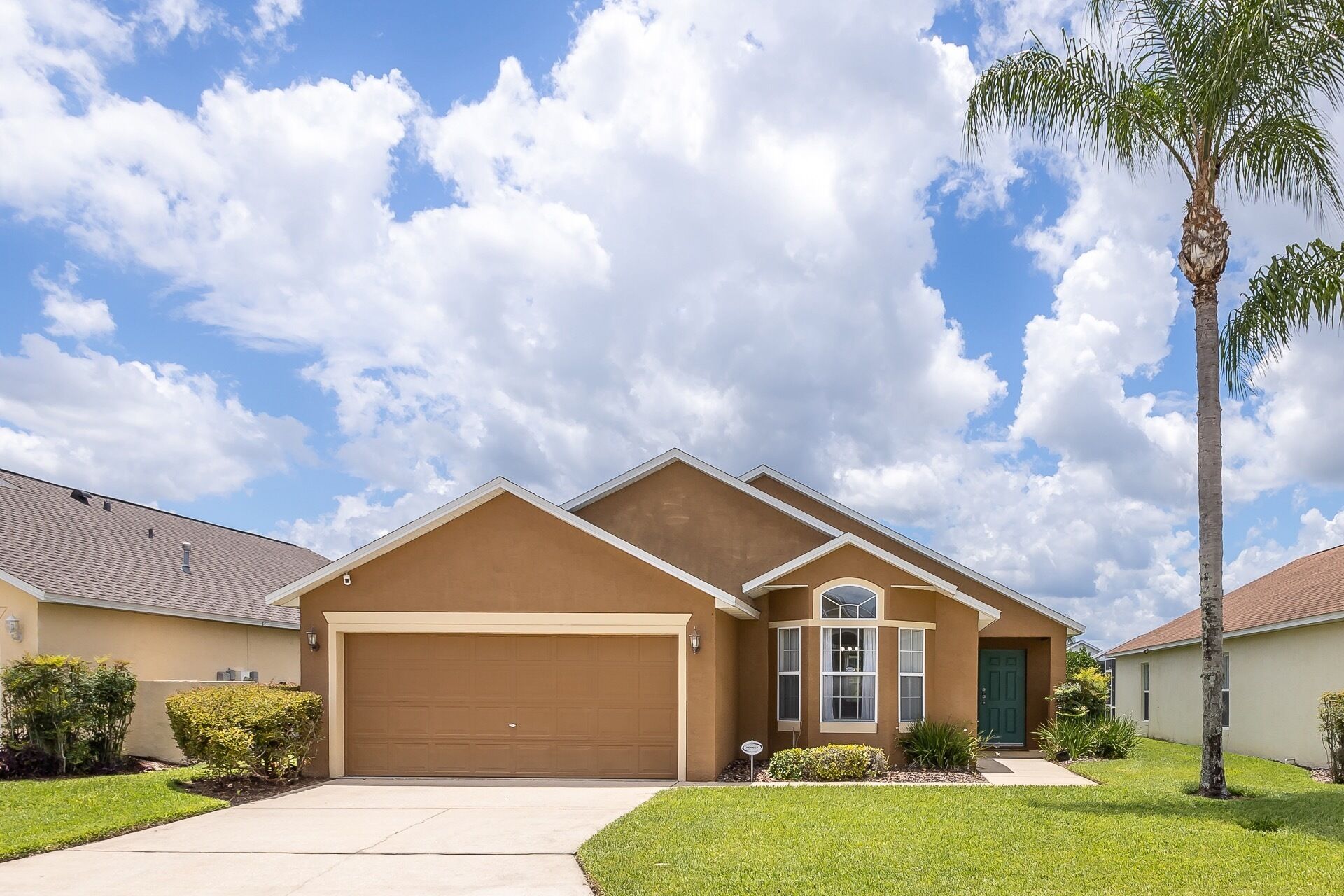 High Point Oasis – 4 BDR Sleeps 8, Mins to Parks and Attractions! Private Pool