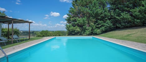 Una piscina al aire libre de temporada