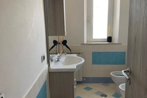 Doccia, asciugacapelli, bidet, asciugamani