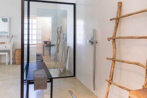 シャワー、ヘアドライヤー、タオル、石鹸