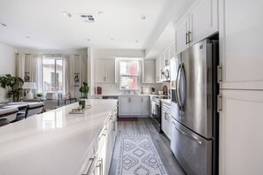 冷蔵庫、電子レンジ、オーブン、コンロ