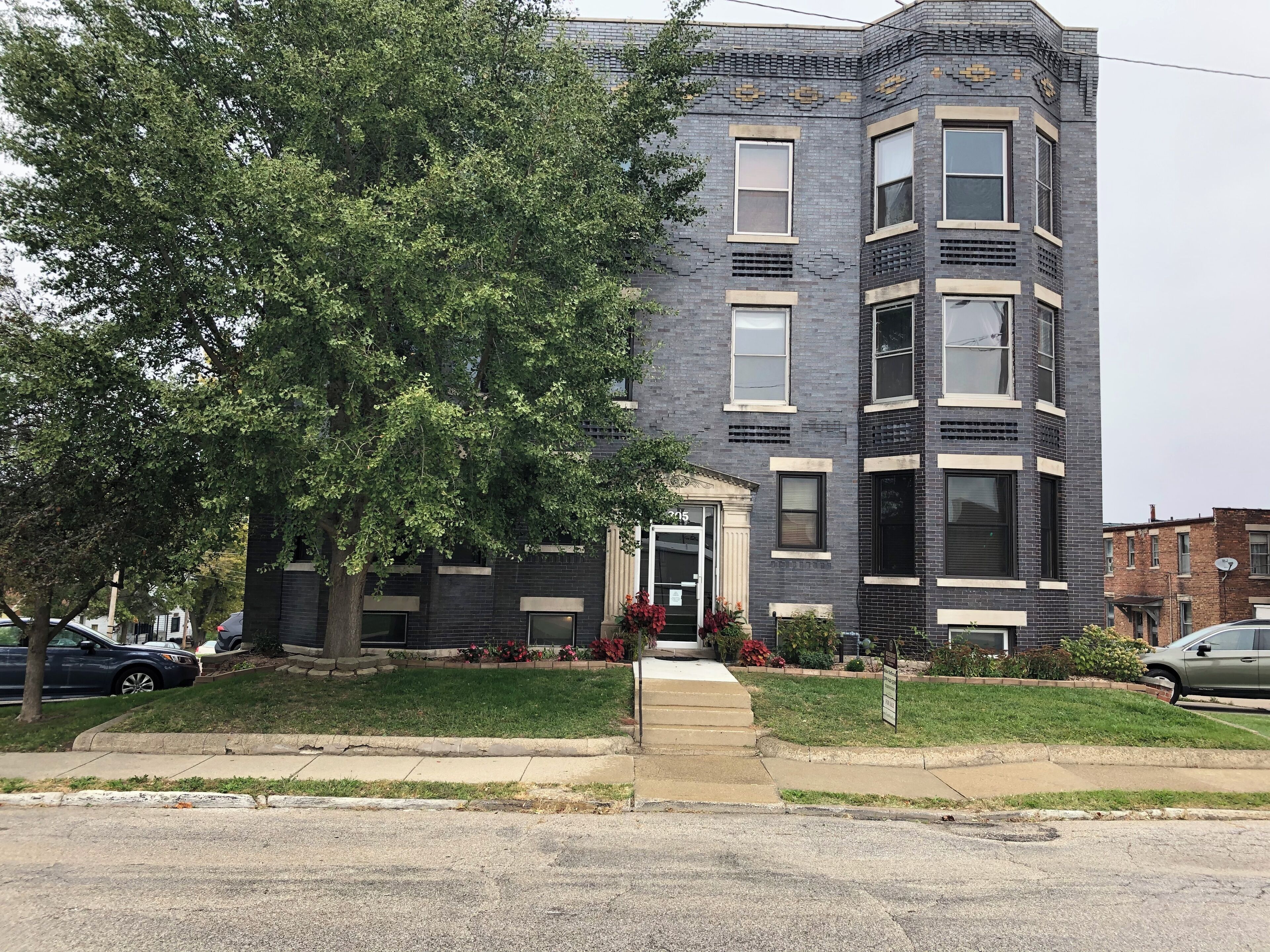 Cozy 1-bedroom Condo with AC and WiFi in wonderful downtown county seat.