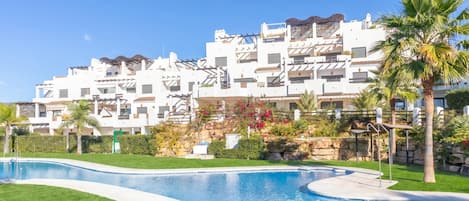 Familie appartement, meerdere slaapkamers, 2 badkamers (Sunset Golf International) | Zwembad | Een seizoensgebonden buitenzwembad