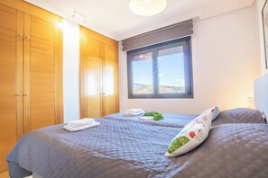 2 bedrooms, laptop workspace, free WiFi, bed sheets - Sunset Golf International (Estepona)