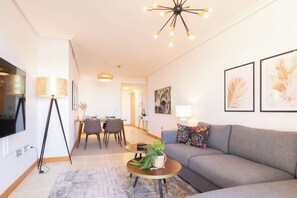 Familielejlighed - 2 soveværelser - 2 badeværelser - ved bjerg (Sunset Golf International) | Stue | 21-tommers fladskærms-tv med kabelkanaler