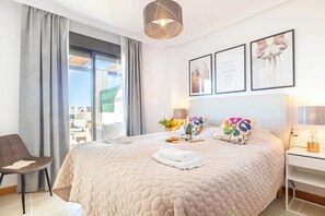 Căn hộ dành cho gia đình, 2 phòng ngủ, 2 phòng tắm, cạnh núi (Sunset Golf International) | 2 phòng ngủ, khu vực làm việc phù hợp cho laptop