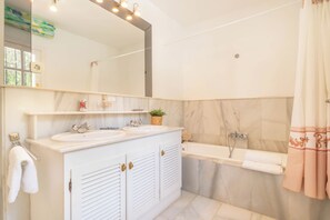 Familienvilla, Mehrere Schlafzimmer, Seeseite (Cortijo Villa Padierna El Lago) | Badezimmer | Duschwanne, Haartrockner, Handtücher, Seife