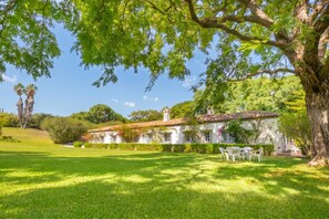 Familienvilla, Mehrere Schlafzimmer, Seeseite (Cortijo Villa Padierna El Lago) | Speisen im Freien