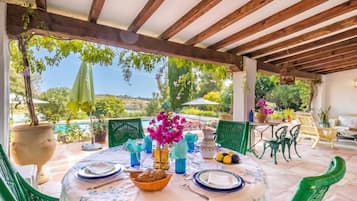 Villa familiar, varias habitaciones, junto al lago (Cortijo Villa Padierna El Lago) | Restaurante al aire libre