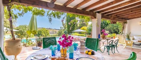 Villa familiar, varias habitaciones, junto al lago (Cortijo Villa Padierna El Lago) | Restaurante al aire libre