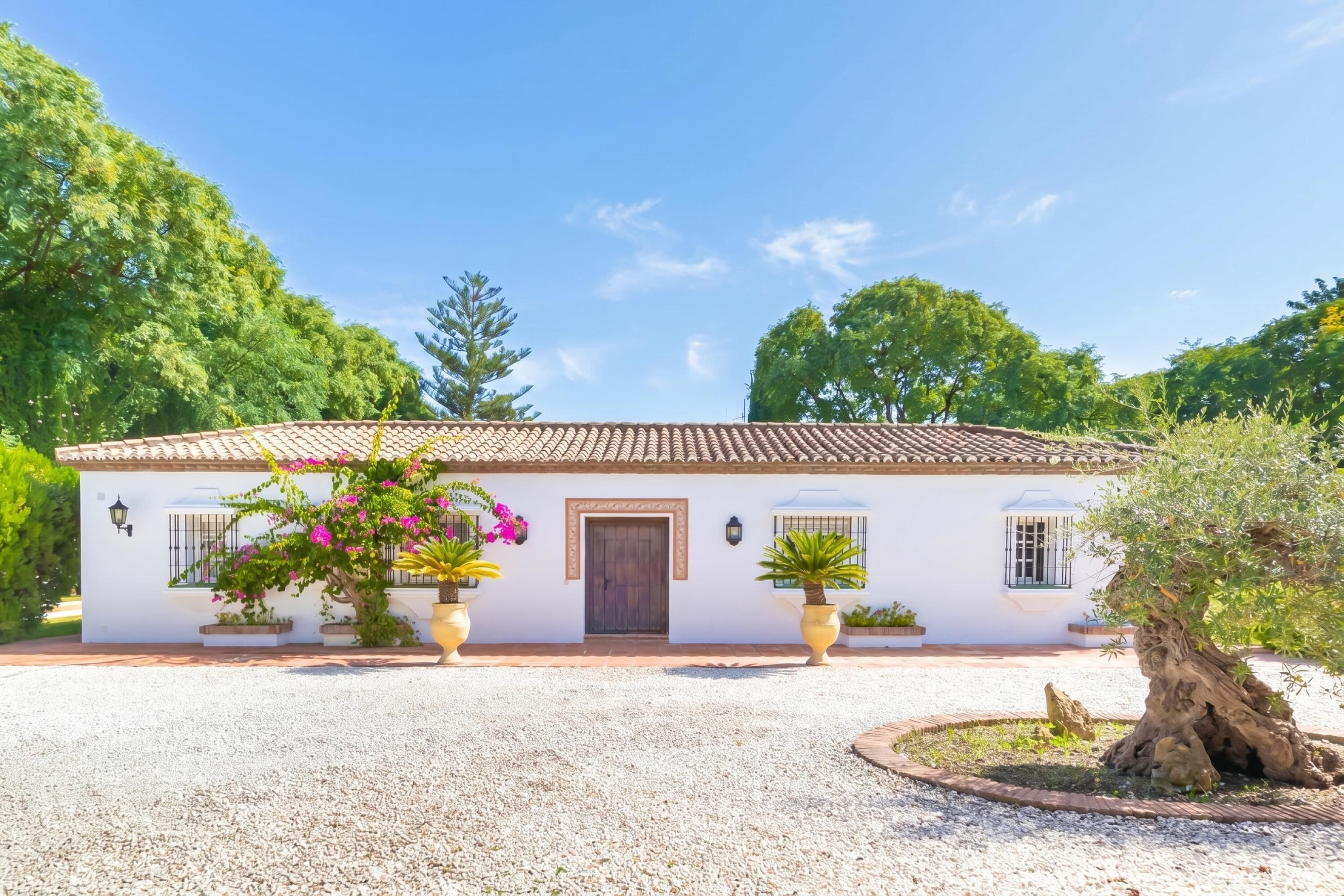 Villa familiar, varias habitaciones, junto al lago (Cortijo Villa Padierna El Lago) | Exterior