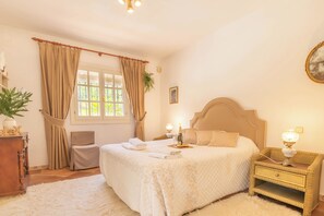 Familienvilla, Mehrere Schlafzimmer, Seeseite (Cortijo Villa Padierna El Lago) | 6 Schlafzimmer, laptopgeeigneter Arbeitsplatz, Bügeleisen/Bügelbrett