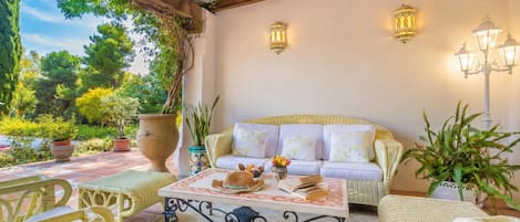 Biệt thự dành cho gia đình, nhiều phòng ngủ, cạnh hồ (Cortijo Villa Padierna El Lago) | Hiên