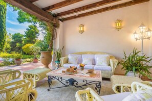 Familievilla, flere soverom, ved innsjø (Cortijo Villa Padierna El Lago) | Terrasse/patio