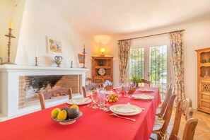 Familievilla, flere soverom, ved innsjø (Cortijo Villa Padierna El Lago) | Spiseområde